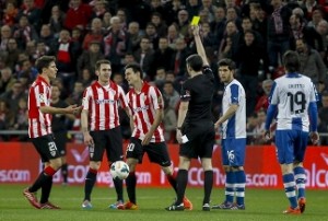 Adurizek berriro ikusi zuen txartel gorria.