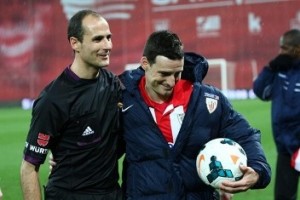 Adurizek taldekideek sinatutako baloia eraman zuen etxera.