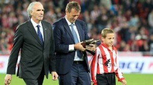 Le Tissierrek jaso zuen izako saria.