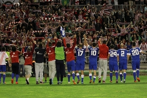 Jokalariak eta zakeak garaipena ospatzen