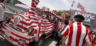 forofos-llegan-Calderon-coche-rojiblanco_TINIMA20120525_0357_5[1]